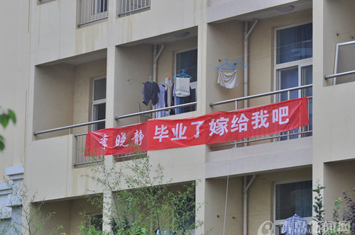 �̵��ҵ����У���˱��� �ٲ�������Ǿͱ�ҵ���������ű�ҵ���ĵ�������ѧ����������ҲԽ��ԽŨ�������������Ǵ�ѧ�������������ķ�ʽҲ�ڲ��ϴ��£��������ڴ�ѧУ԰�γ��˱��һ��ġ������Ļ�������Ҳ�����˱�ҵ����һ������Style����