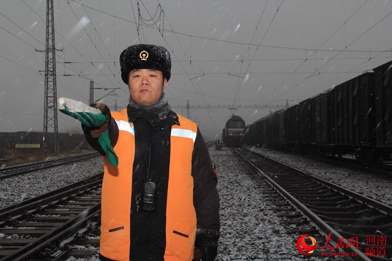 组图:风雪交加中的铁路保通人