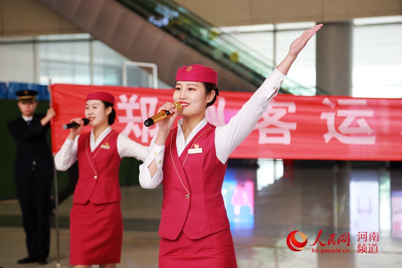 郑州举行春运动员会 200余名“高姐”展形象