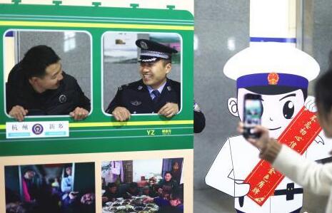 河南郑州新乡东站“70年铁路剪影”迎春运