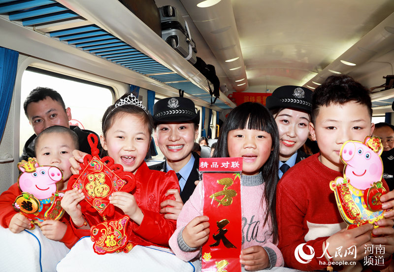 【新春走基层】郑州:温暖旅客春运回家路(高清)