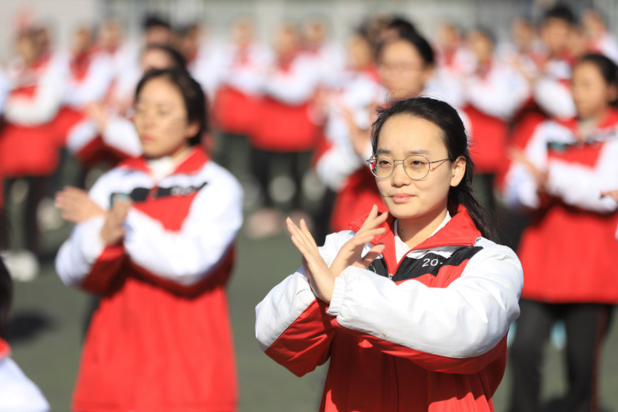 河南省焦作市温县一中的学生在体育课上打太极拳。徐宏星摄