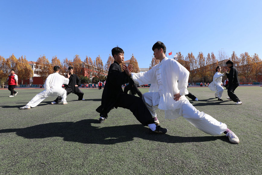 河南省焦作市温县一中太极拳社团的学生在习练太极拳。徐宏星摄
