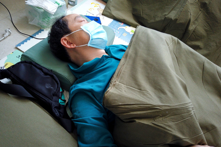 加了一夜班，郑州邮区中心员工在地铺上睡着了。河南省邮政公司供图 