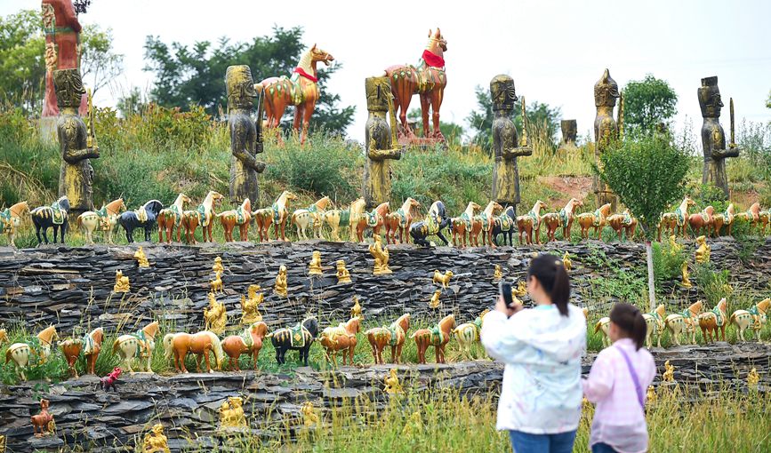 游客在“三彩小镇”主题公园欣赏仿古唐三彩艺术品。黄政伟摄 