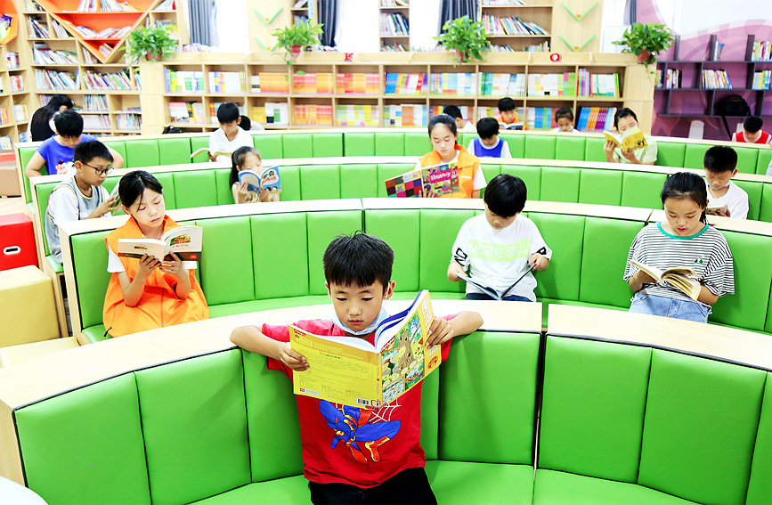 “童阅书房”图书馆，同学们在认真阅读，享受阅读带来的快乐。康红军摄