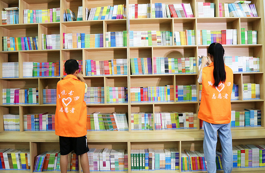“童阅书房”图书馆，同学们在认真阅读，享受阅读带来的快乐。康红军摄