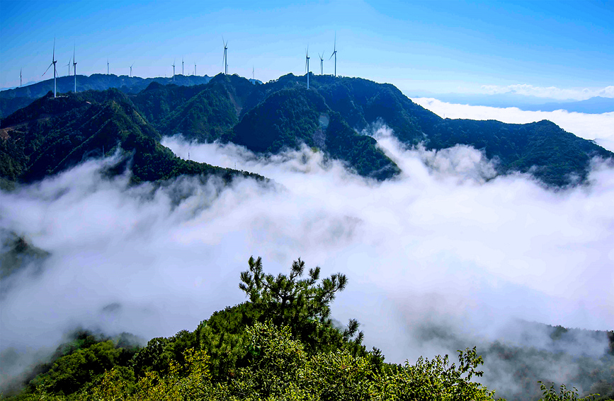 一台台“大风车”矗立在群山之中，与蓝天、白云、高山构成一幅美丽的风景画。聂金锋摄