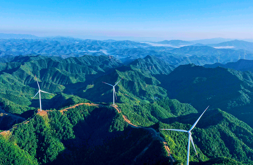 一台台“大风车”矗立在群山之中，与蓝天、白云、高山构成一幅美丽的风景画。聂金锋摄