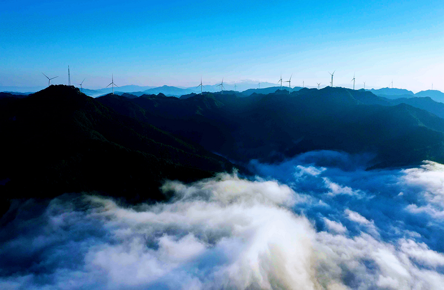 一台台“大风车”矗立在群山之中，与蓝天、白云、高山构成一幅美丽的风景画。聂金锋摄