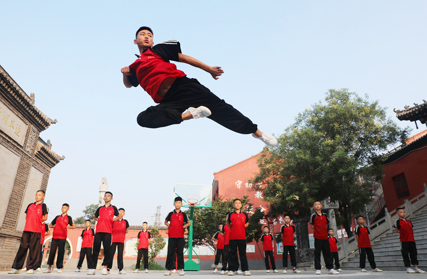 暑假期间，河南省焦作市温县，众多青少年前来习武健身，“武”出精彩暑假。徐宏星摄