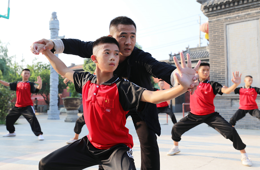 暑假期间，河南省焦作市温县，众多青少年前来习武健身，“武”出精彩暑假。徐宏星摄