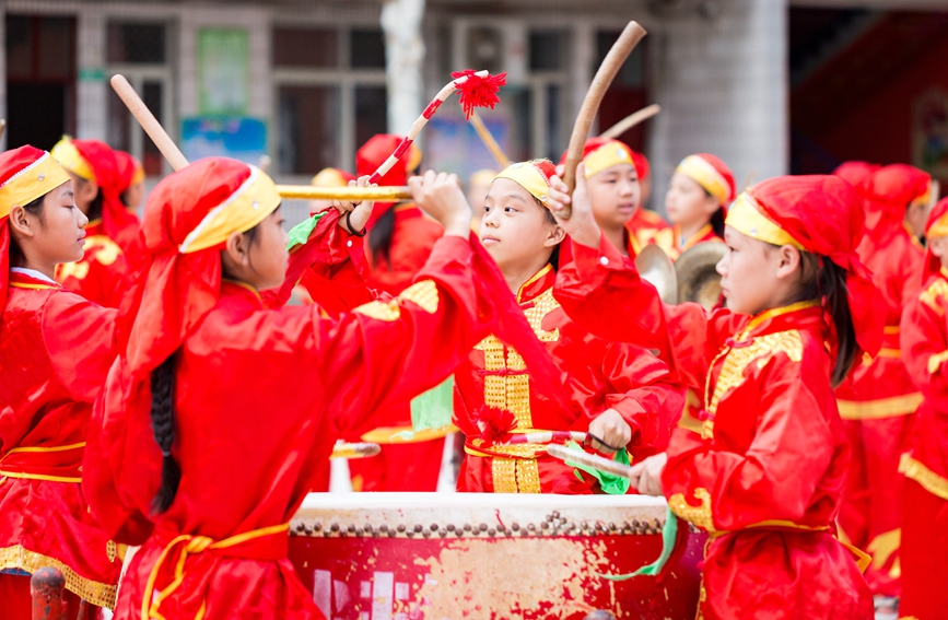 学生们在操场上演练省级非物质文化遗产——吕村战鼓，体验中华优秀传统文化魅力。王建安摄
