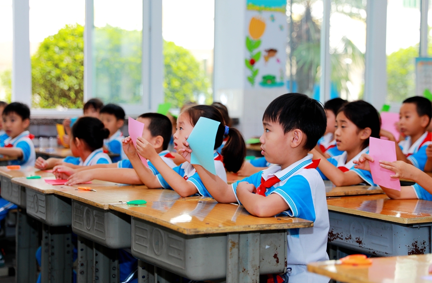 学生们零距离感受传统剪纸艺术的魅力。王富强摄