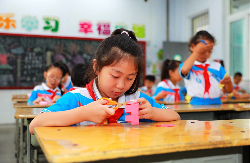 学生们在学习剪纸的过程中感受着传统文化的魅力。王富强摄