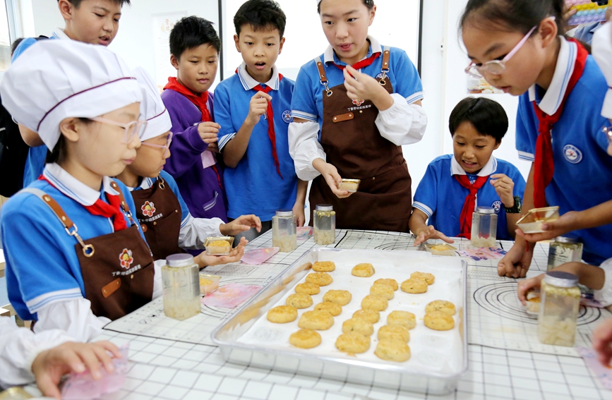 食育坊里，孩子们准备分享做好的月饼。韩胜楠摄