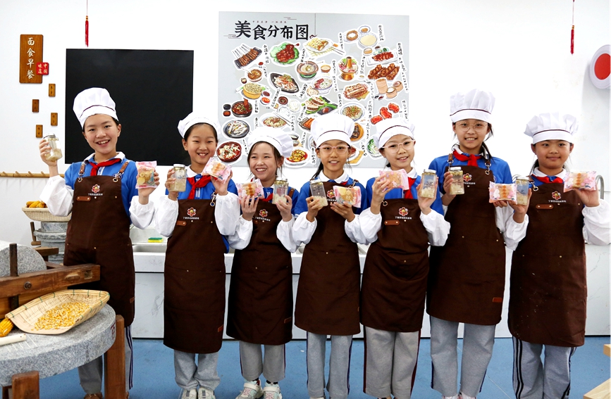 “小厨师”们展示自己做好的月饼。韩胜楠摄