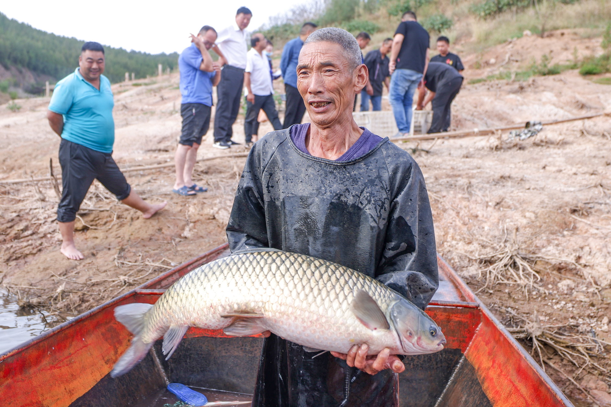 渔民展示捕获的大鱼。 张凯 摄