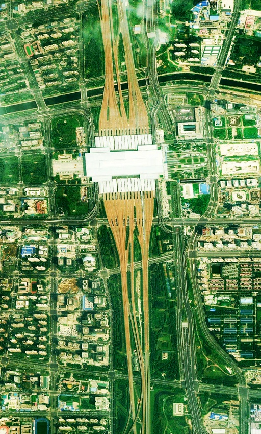 2022年8月15日，“河南一号”卫星传回的过境河南首批影像中，郑州东站宛如一个大写的“中”字。