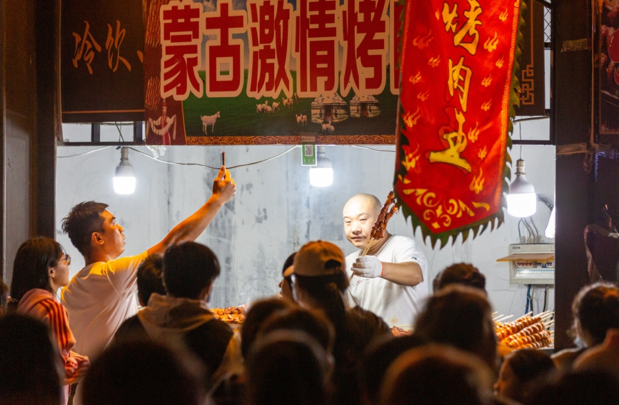 夜幕降临，河南省安阳市安阳县西裴小镇又“亮”了起来，乡村夜市吸引一批批游客前来观光旅游。王建安摄 