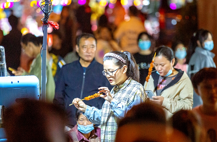 夜幕降临，河南省安阳市安阳县西裴小镇又“亮”了起来，乡村夜市吸引一批批游客前来观光旅游。王建安摄