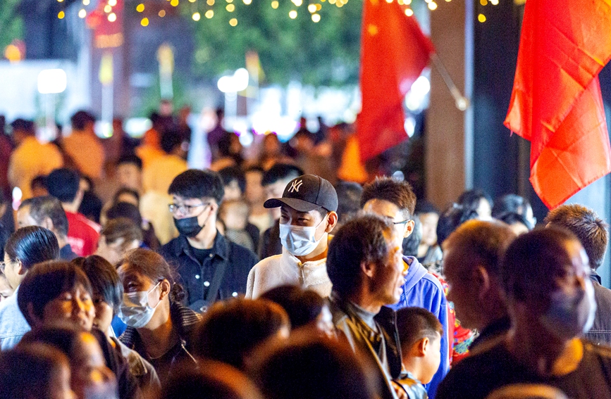 夜幕降临，河南省安阳市安阳县西裴小镇又“亮”了起来，吸引一批批游客前来打卡观光，在国庆假期里尽享美好时光。王建安摄