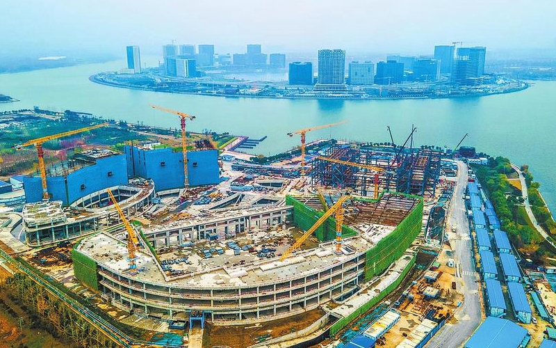 郑州国际文化交流中心项目建设者奋战在施工一线 