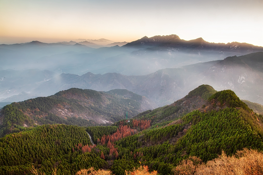 层峦叠嶂。余敦梅摄