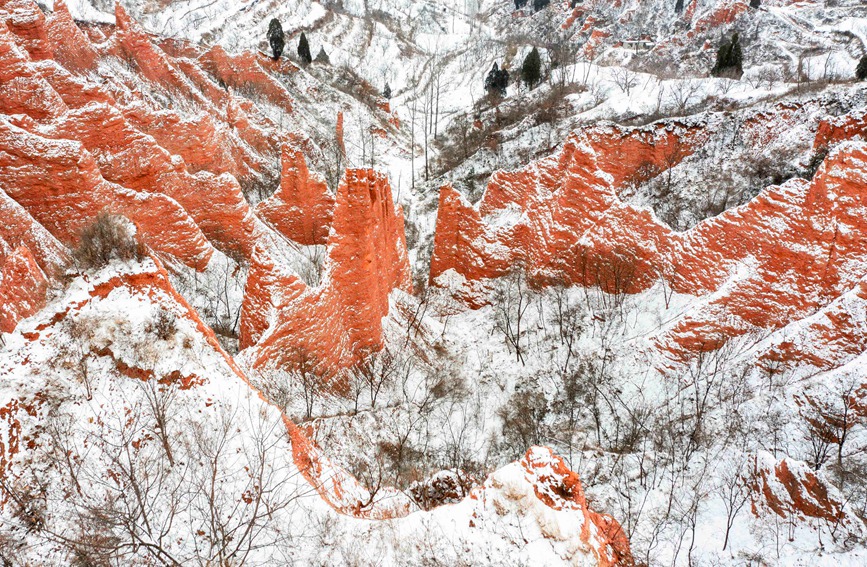 雪映丹霞，山村如画。聂金锋摄