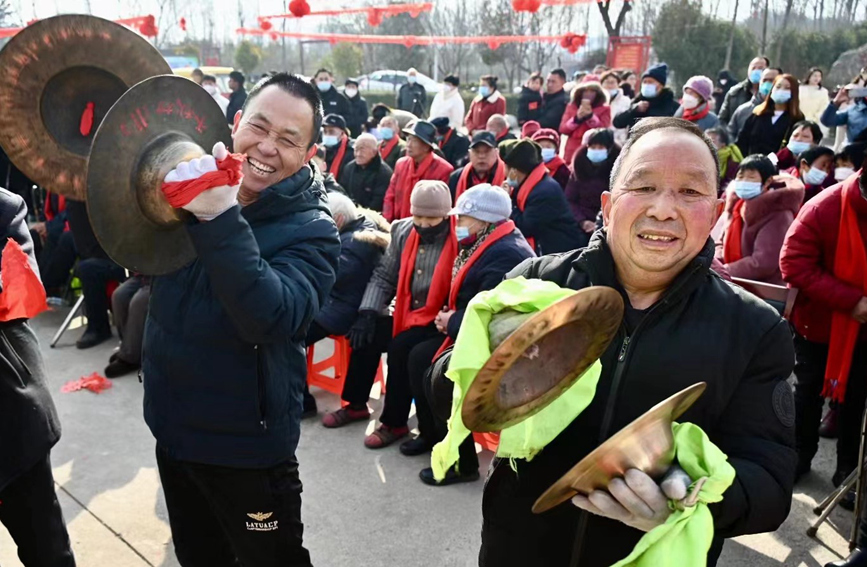 敲锣打鼓乐起来。张春光摄