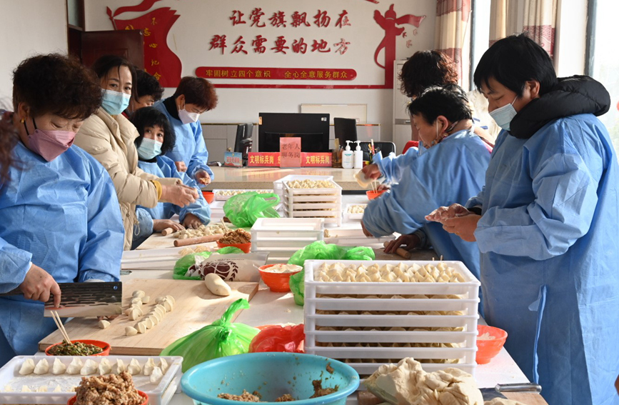 一起包饺子。张春光摄