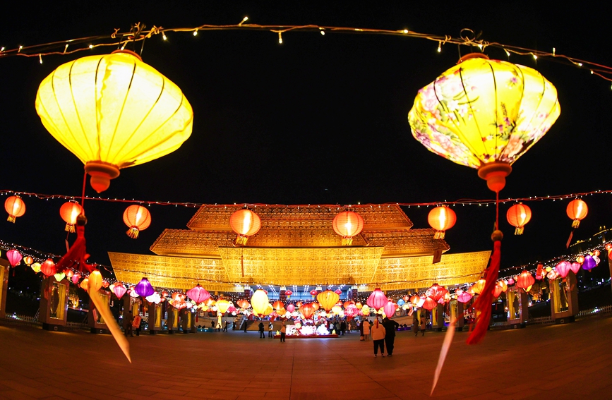 夜色下的中国文字博物馆灯火辉煌，处处洋溢着浓郁的年味。李中华摄