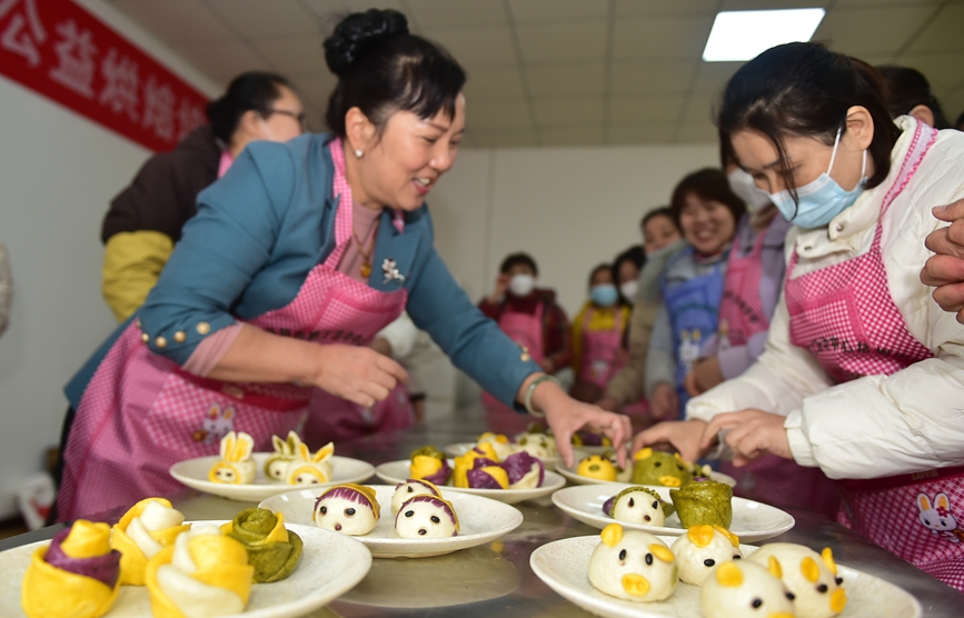 洛阳市职工活动中心培训学校家庭烹饪课上，老师向学员们讲解制作面点技能。黄政伟摄