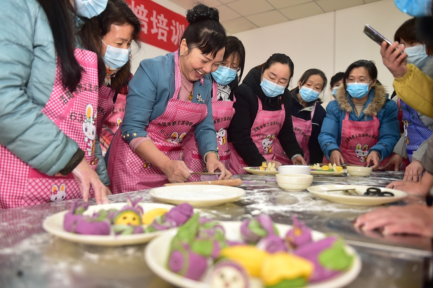 洛阳市职工活动中心培训学校家庭烹饪课上，老师向学员们讲解制作面点技能。黄政伟摄