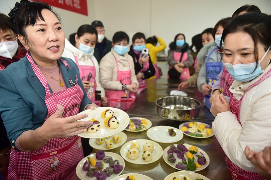 洛阳市职工活动中心培训学校家庭烹饪课上，老师向学员们讲解制作面点技能。黄政伟摄