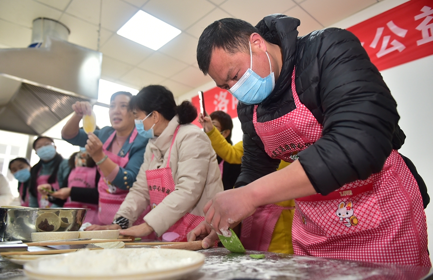 洛阳市职工活动中心培训学校家庭烹饪课上，学员们在学习制作各类面点。黄政伟摄