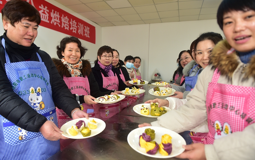 洛阳市职工活动中心培训学校家庭烹饪课上，学员们在学习制作各类面点。黄政伟摄