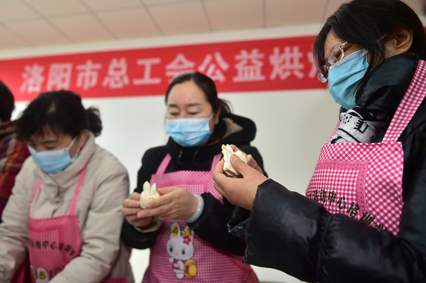 洛阳市职工活动中心培训学校家庭烹饪课上，学员们在学习制作各类面点。黄政伟摄