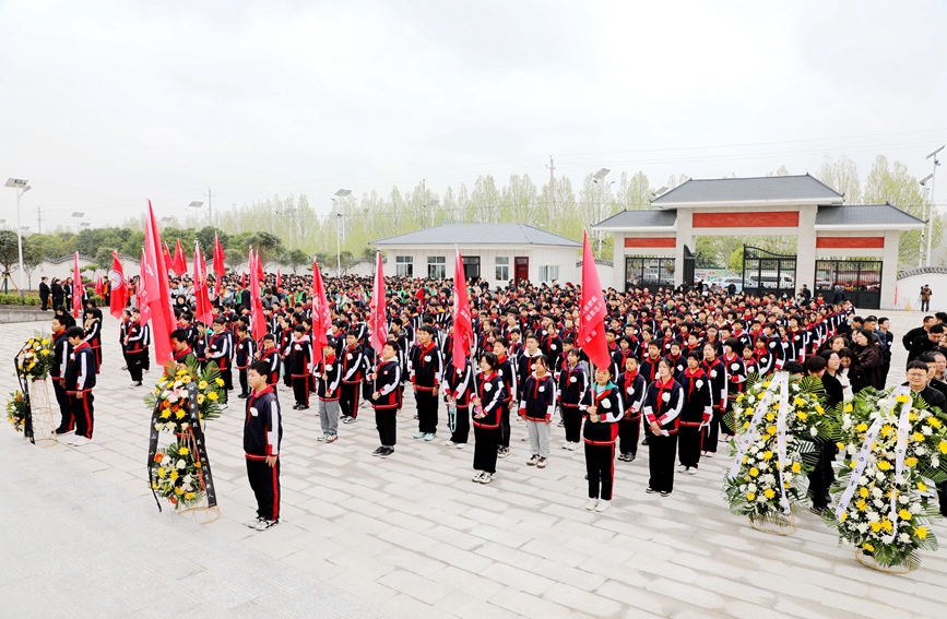 师生来到烈士陵园，开展清明祭扫祭奠活动。陈云摄