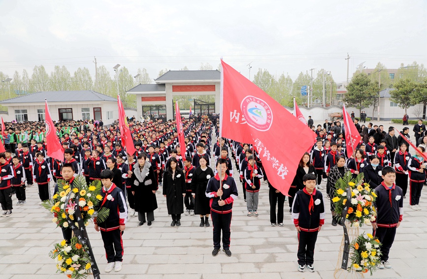 师生来到烈士陵园，开展清明祭扫祭奠活动。陈云摄