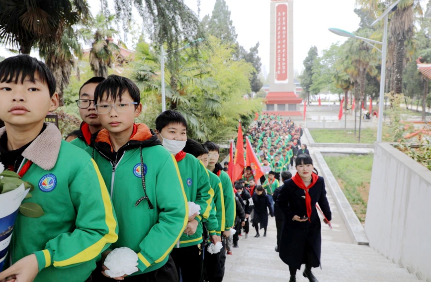 师生来到烈士陵园，开展清明祭扫祭奠活动。陈云摄