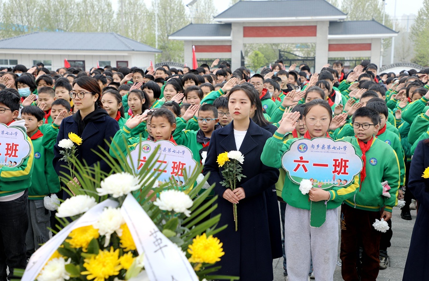 师生来到烈士陵园，开展清明祭扫祭奠活动。陈云摄