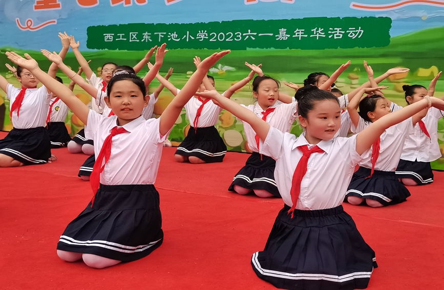 西工区东下池小学庆六一校园艺术节的舞蹈节目《人间》