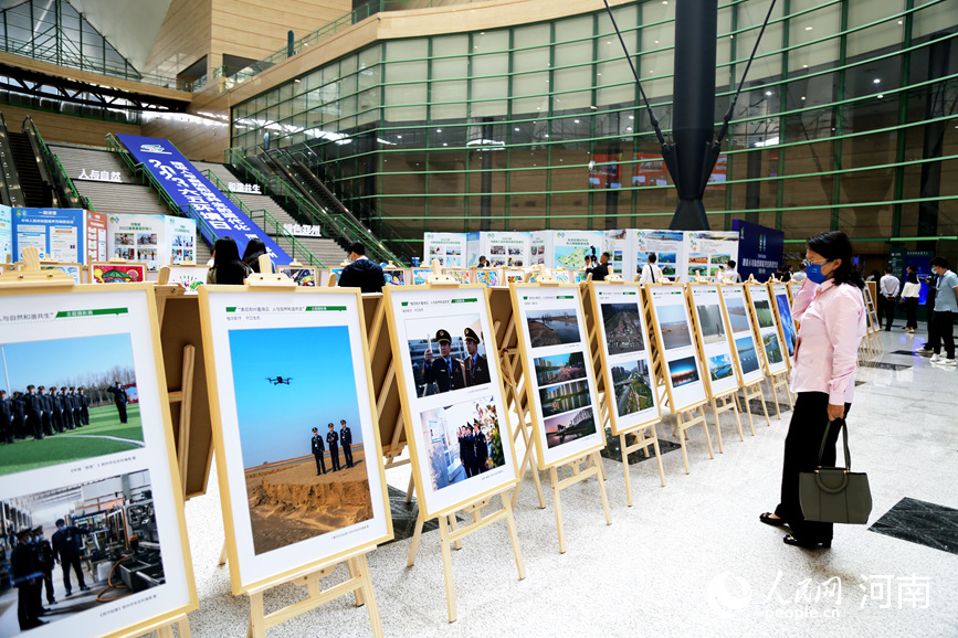 “建设人与自然和谐共生的现代化纪实展览”在活动上同时展出。人民网 于思远摄