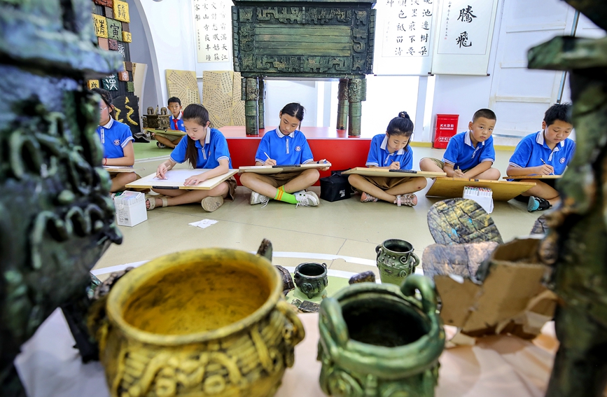 7月13日，安阳市高新区银杏南校绘画暑期延时服务课，学生正在画画。麻翛然摄 