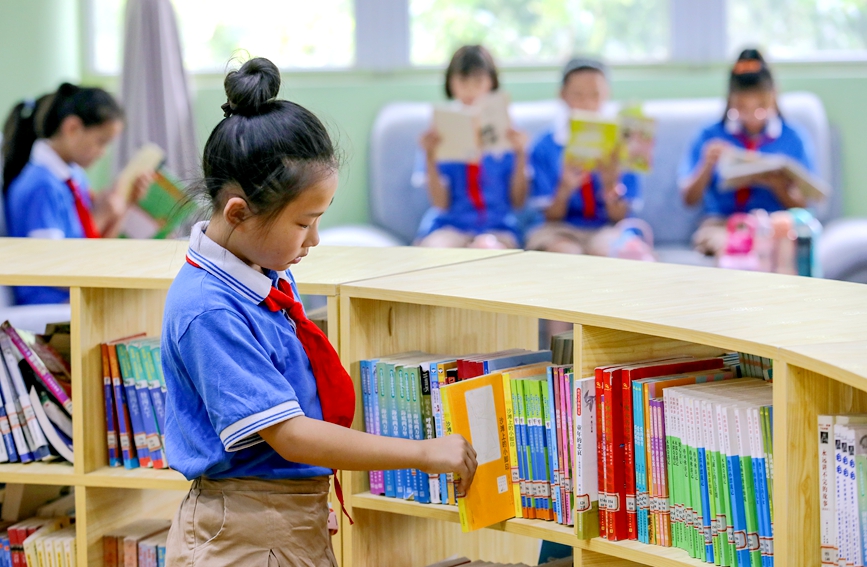 7月13日，安阳市高新区银杏南校图书馆暑期开放，学生正在安静读书。麻翛然摄 