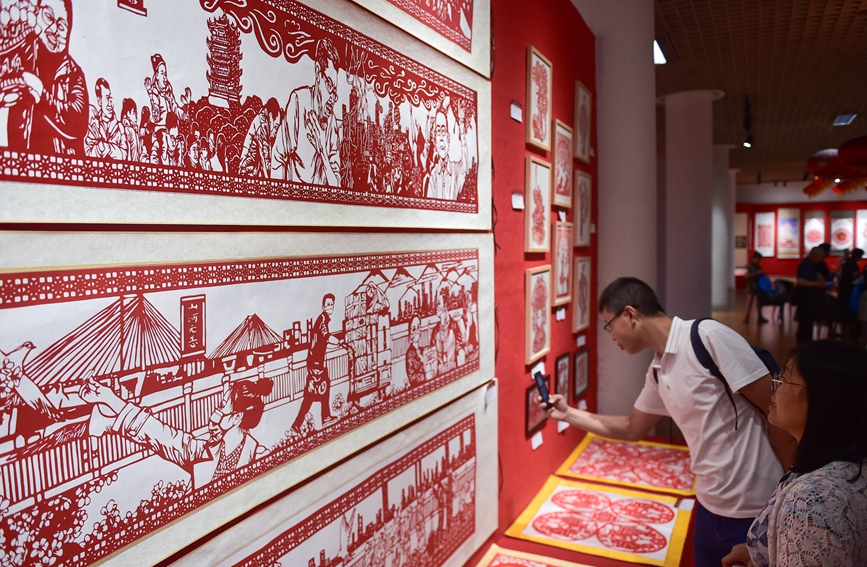 市民在欣赏洛阳市首届剪纸艺术传承展剪纸作品。黄政伟摄