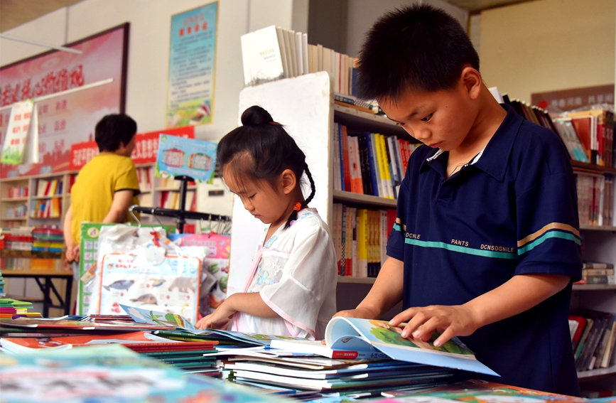 河南省社旗县新华书店里，小朋友正在阅读书籍。申鸿皓摄