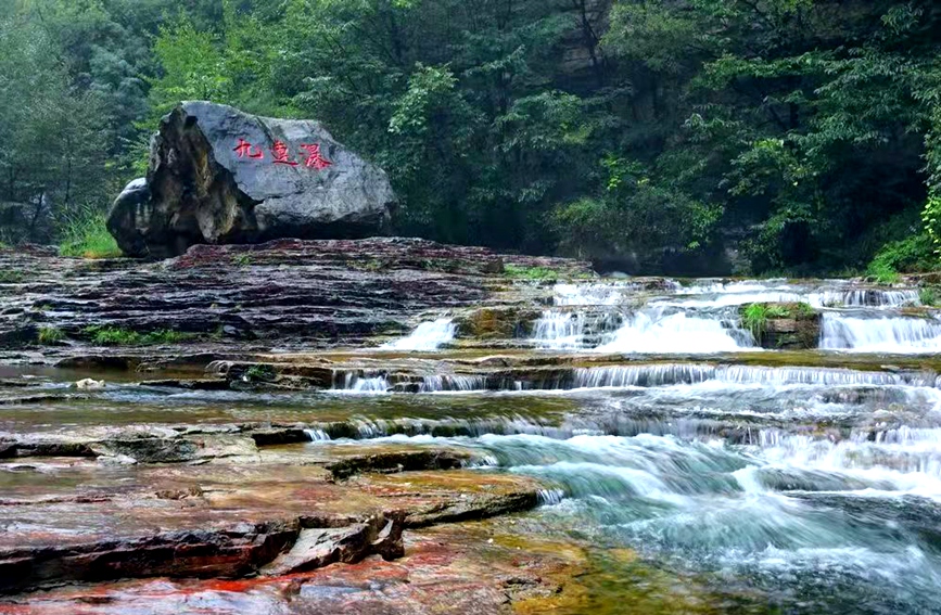 瀑布与青山、草木相映成趣，宛如一幅灵动美丽的山水画卷。武龙飞摄