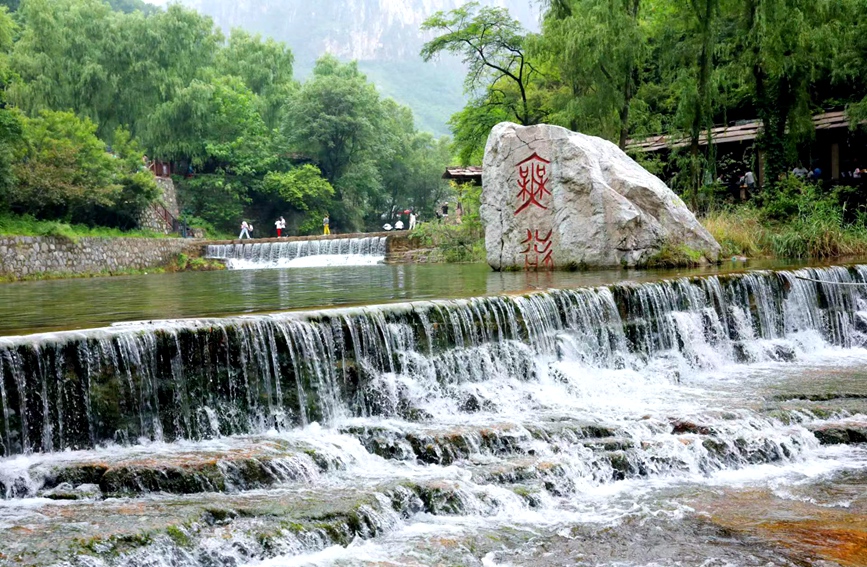 泉瀑争流，景色如画。秦加福摄